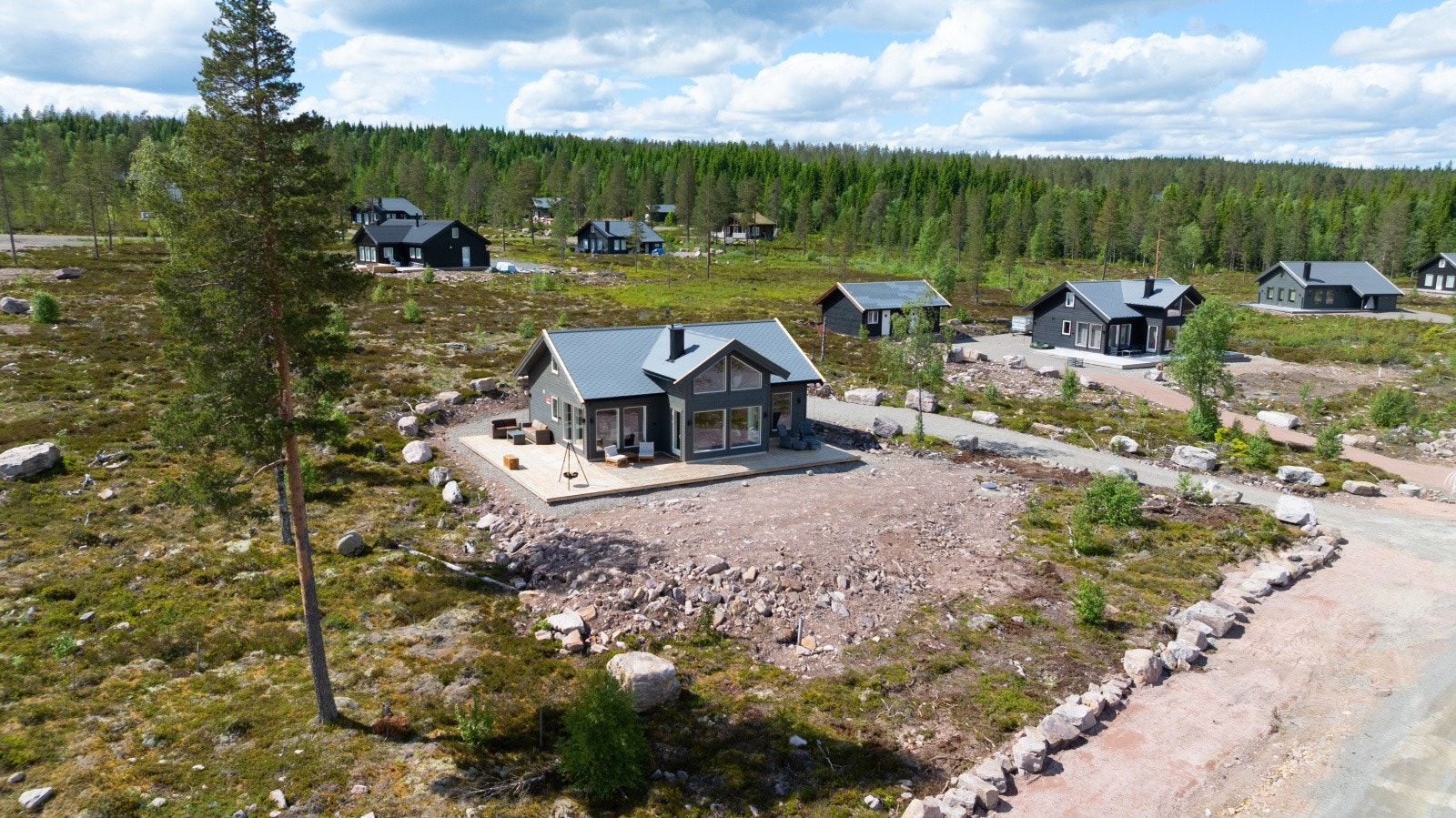 Fasade mot sørvest. Stor hjørnetomt med friområde på baksiden - der går skiløypa Galleribilde