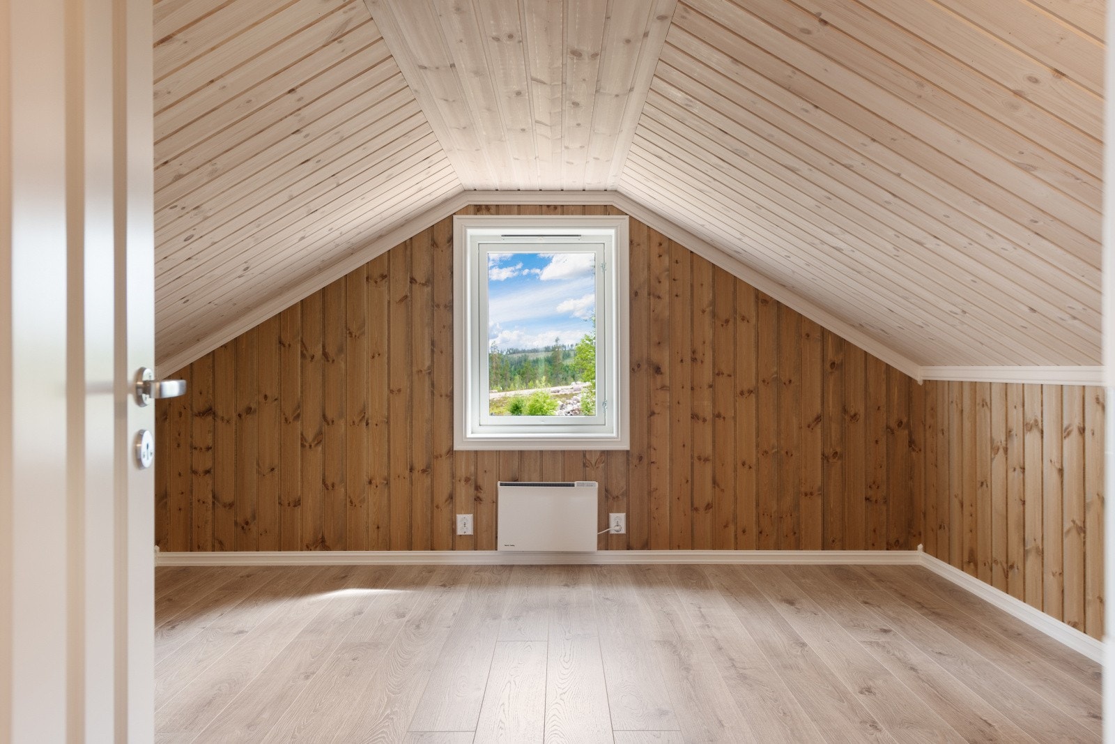 2 like soverom på loftet. Med en bredde på 385 cm bruker de fleste å møblere med 1 dobbelseng på midten eller 2 enkeltsenger på 120 cm. Galleribilde