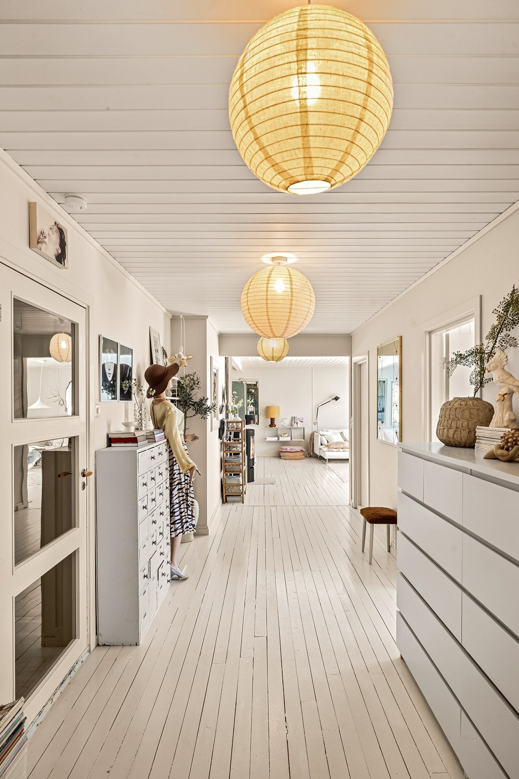 Gangen binder sammen soverommene og oppholdsrommene på en effektiv måte. Galleribilde
