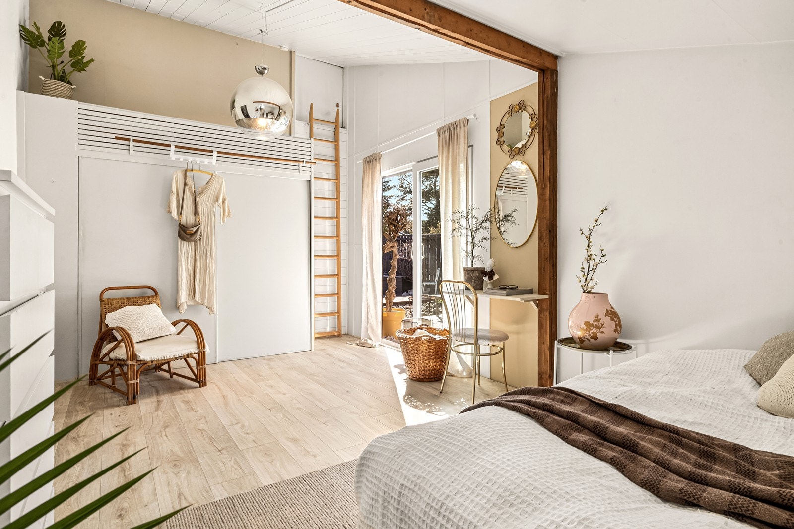 Rommet har en skyvedør fra 2020 og en eldre skyvedørsgarderobe. Galleribilde