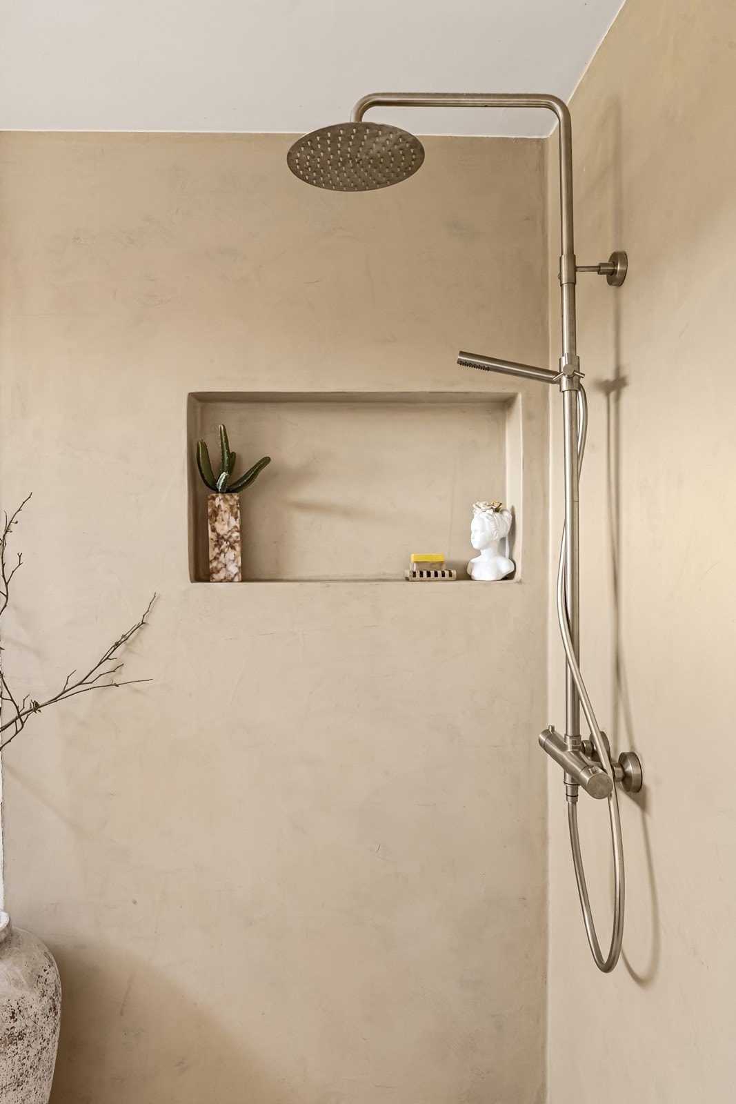 Dusjhjørne med praktisk, innebygget hylle. Badet har også vegghengt toalett og servantinnredning. Galleribilde