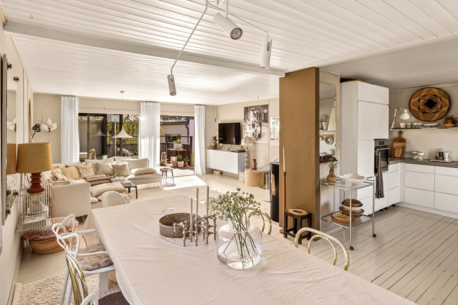 Den åpne planløsningen gir en sosial sone med plass til både spisestue og sofagruppe. Galleribilde