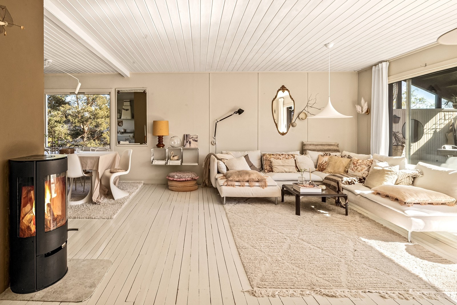 Stuen har god plass til en romslig sofagruppe. Galleribilde