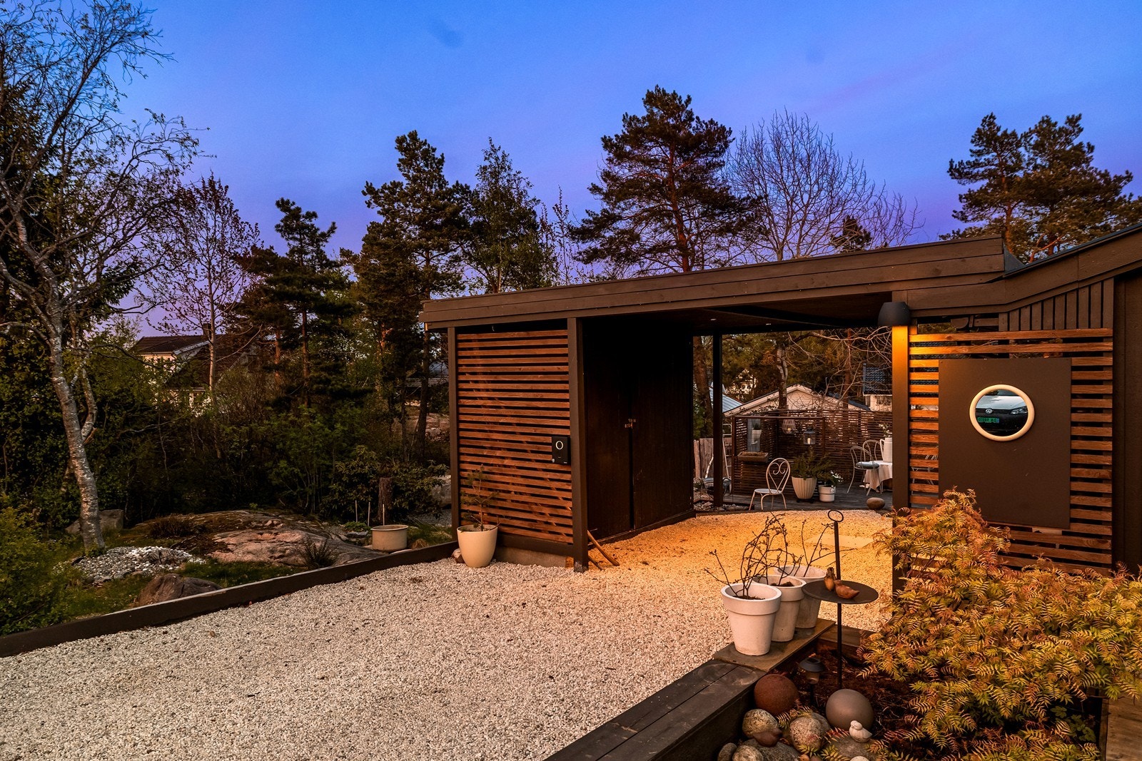 Overbygget inngangsparti og carport. Galleribilde