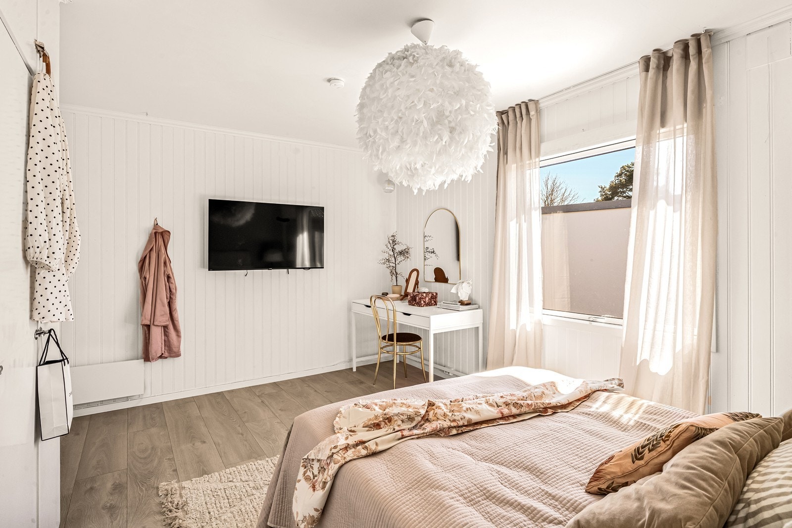 Soverommet har overflater med panelplater og laminat på gulvet. Galleribilde
