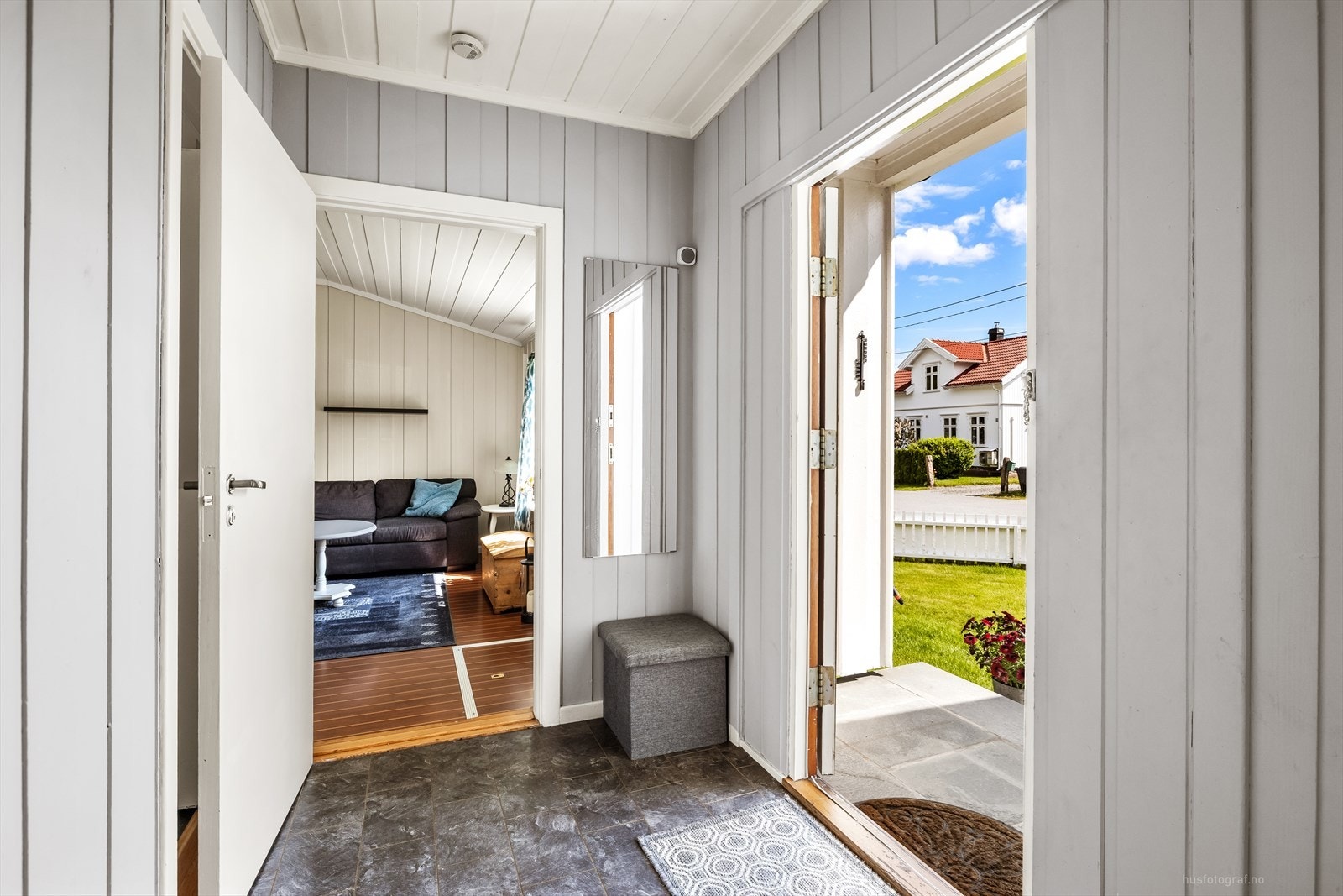 Entréen ønsker velkommen inn og har vinylbelegg på gulvet. Galleribilde
