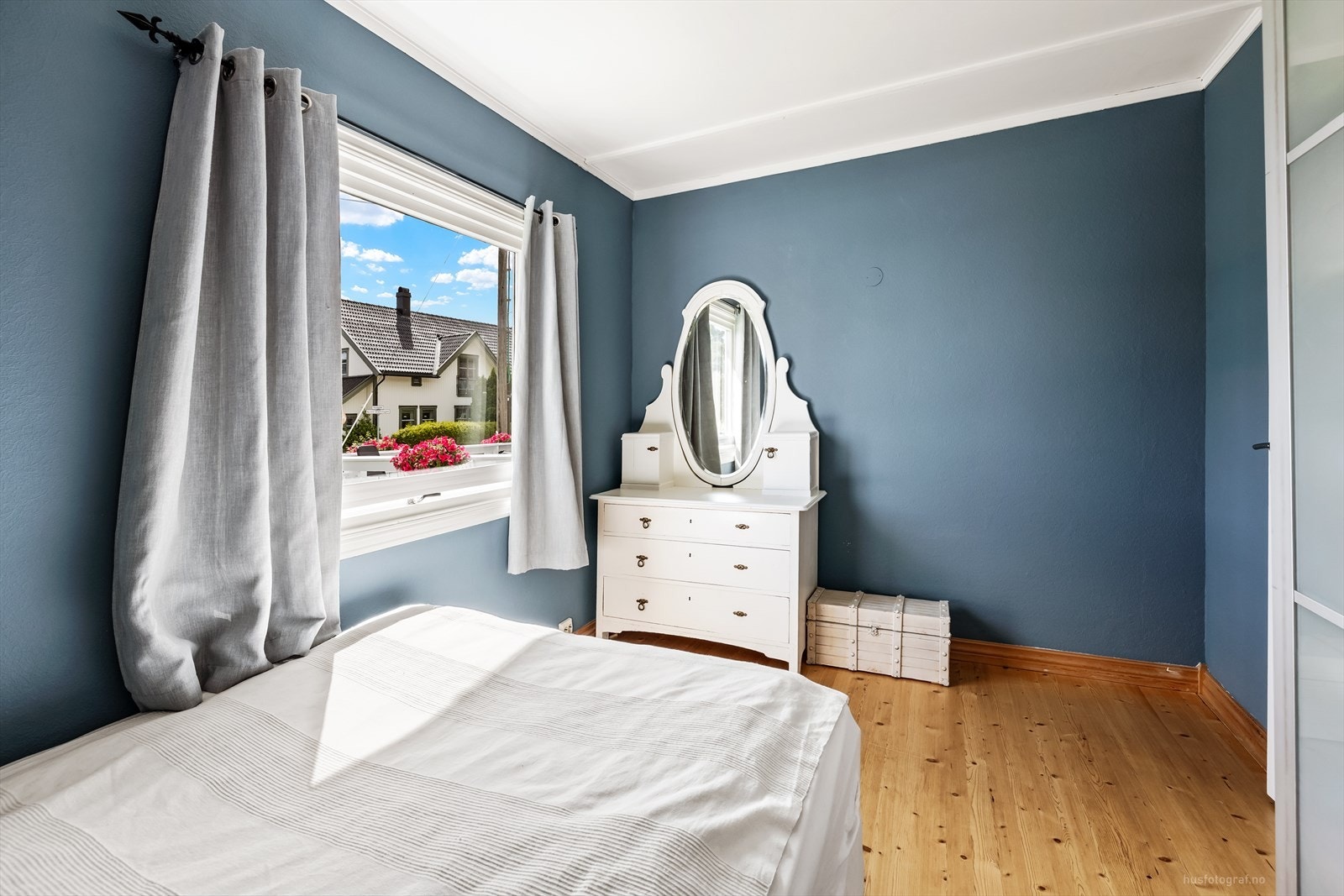 Soverommet er innredet med skyvedørsgarderobe. Galleribilde