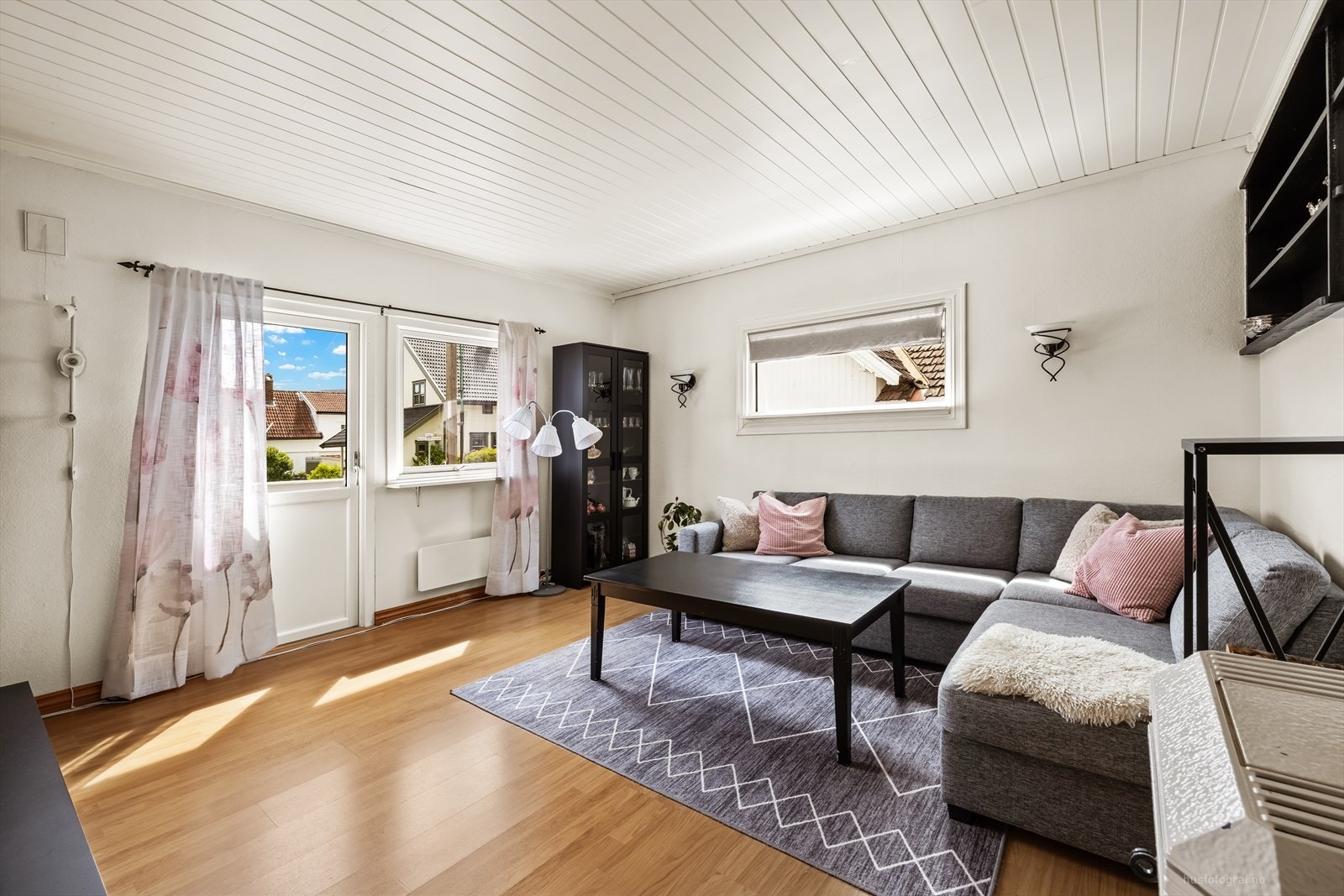 Fra stuen er det utgang til terrassen som videre forgrener seg til hagen. Galleribilde