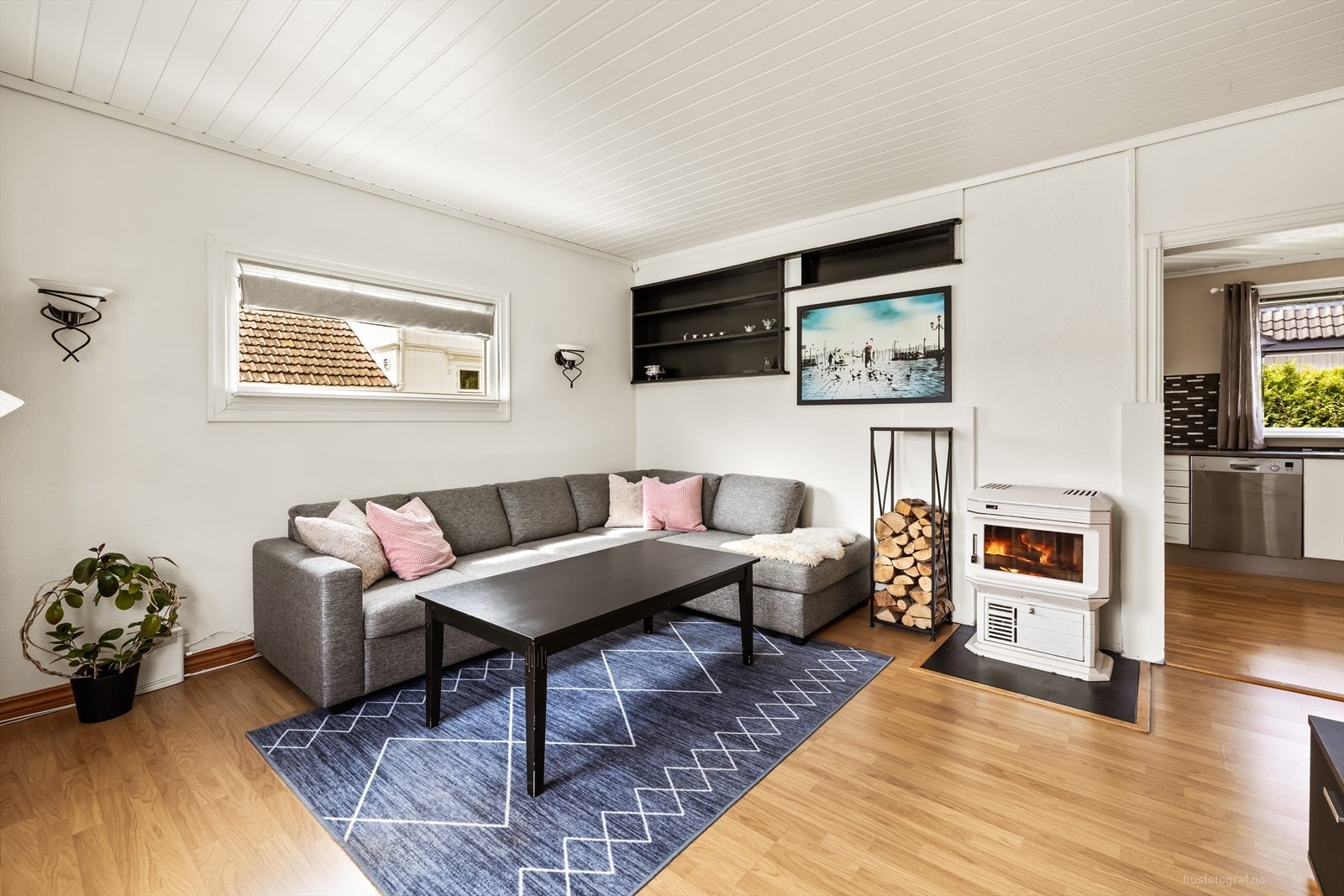 Romslig og lys stue med plass til sofagruppe og annet møblement. Galleribilde
