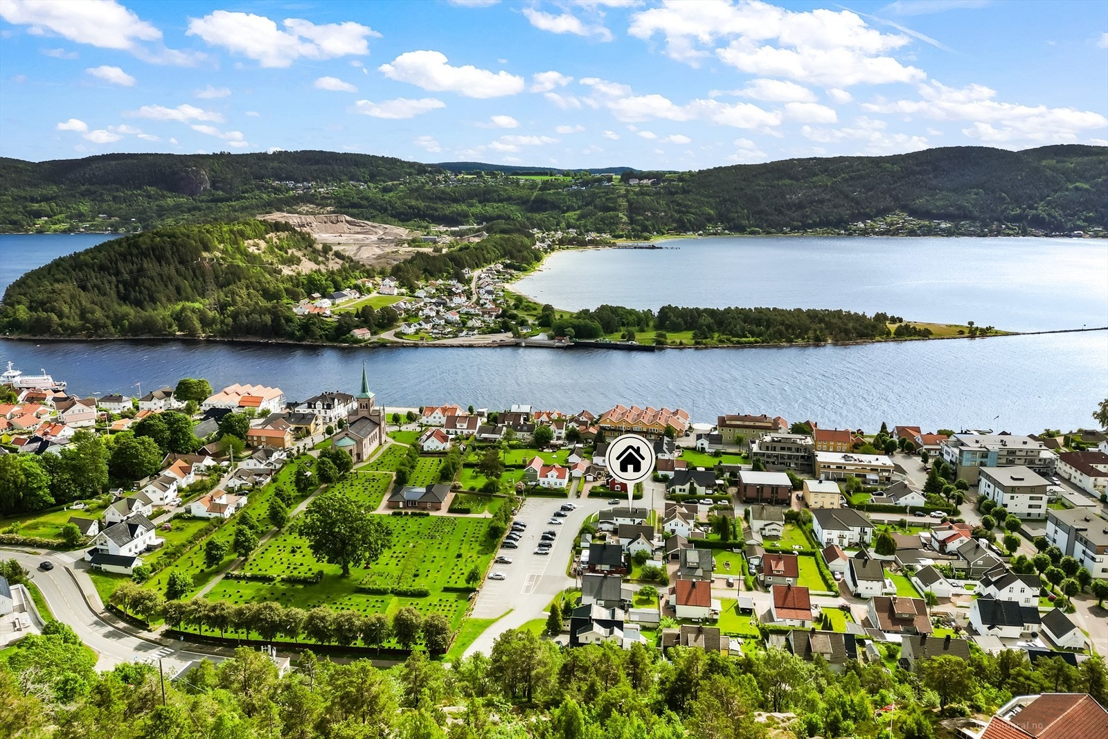 Eiendommen ligger i et etablert og barnevennlig boligområde. Galleribilde