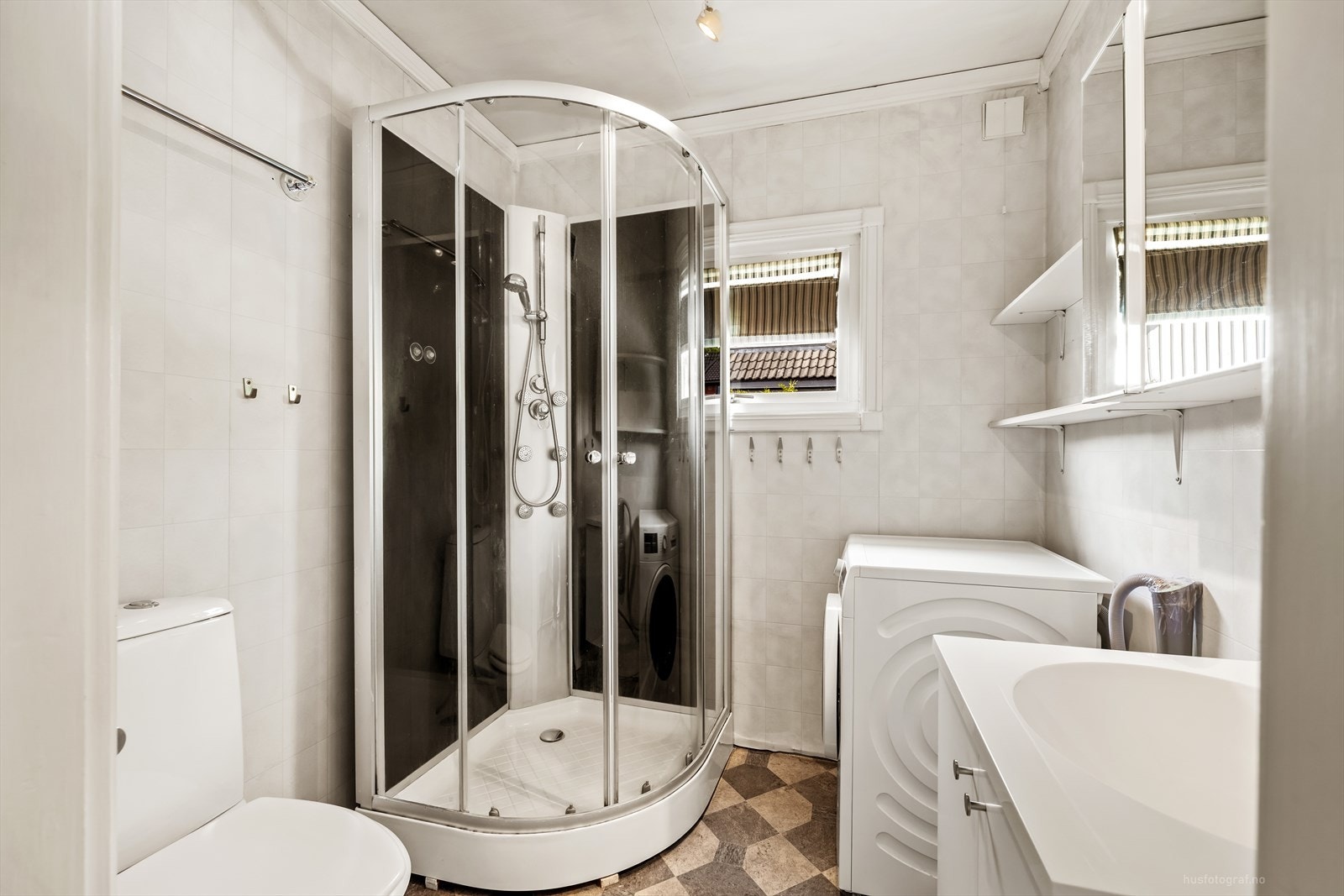 Badet er utstyrt med dusjkabinett, toalett og opplegg for vaskemaskin. Galleribilde