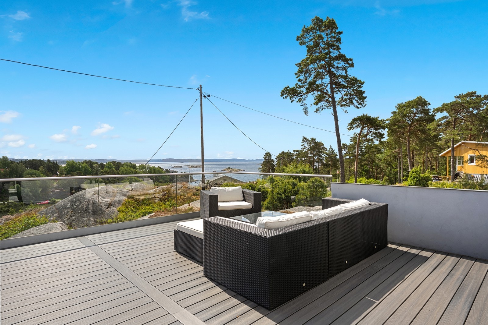 Romslig og solrik veranda med vedlikeholdsfrie gulvmaterialer. Her er det plass til flere sittegrupper. Galleribilde