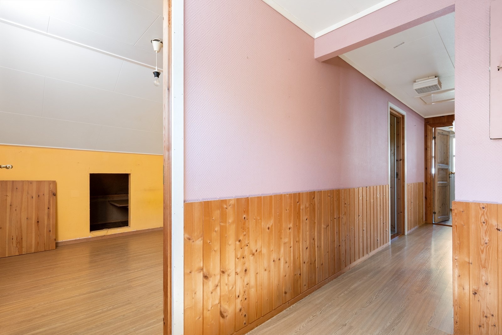 - 2. etasje inneholder gang, 3 soverom og bod - Galleribilde