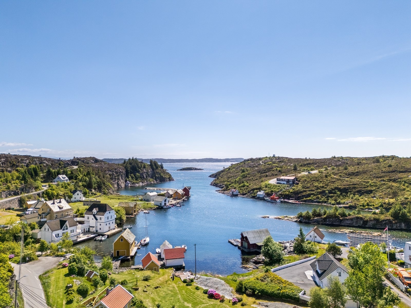 - Et spennende renoveringsprosjekt med stort potensiale, idyllisk beliggende med utsikt mot sjøen og frisk havluft - Galleribilde