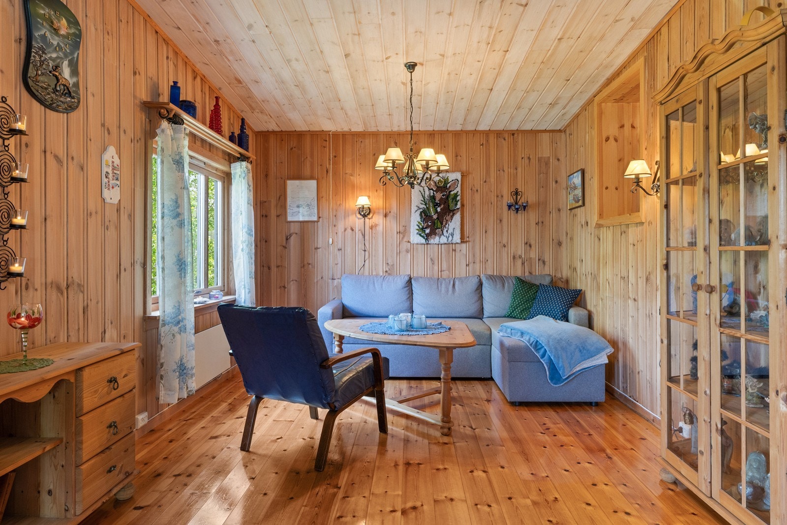 Plass til sittegruppe i stuen skaper en naturlig samlingsplass. Galleribilde