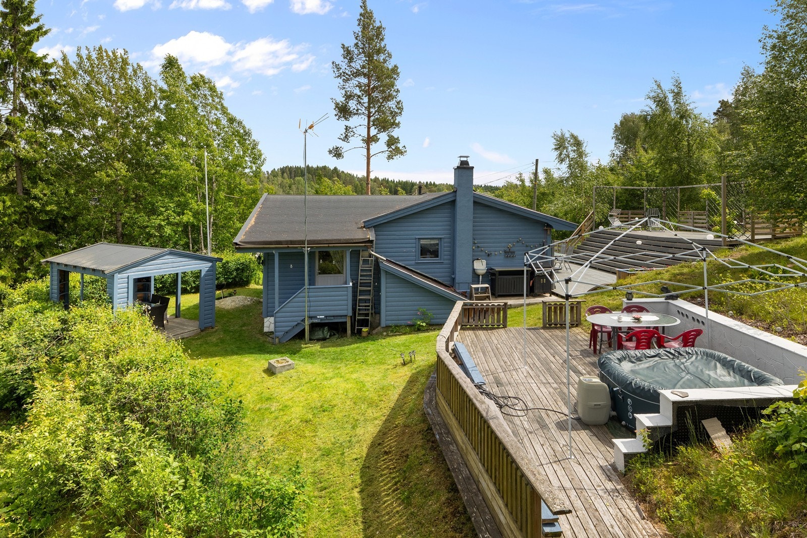 Eiendommen har en terrasse over to plan med trykkimpregnerte gulvbord og malt rekkverk. Galleribilde