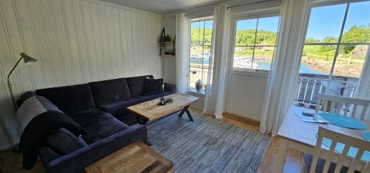 Stua har utgang til terrasse, noe som gir enkel tilgang til utendørsområdet. Galleribilde
