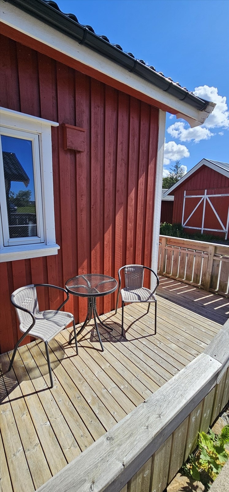 Rekkverkshøyden på terrassen er målt til ca. 93 cm, noe som avviker fra dagens anbefalte krav. Galleribilde