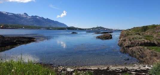 Badestrand med utsikt mot Sandnessjøen og fjellkjeden Syv Søstre Galleribilde