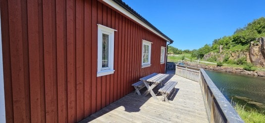 Terrassen rundt boligen har et areal på ca. 70 m2 og er oppført med trekonstruksjon. Galleribilde