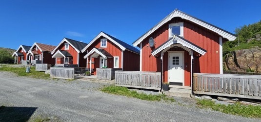 Terrassen rundt bygningen gir gode muligheter for utendørs opphold, med tilknytning til naturtomt. Galleribilde