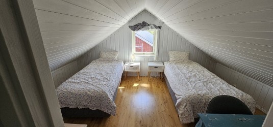 Loftet er innredet med laminatgulv og malte vegger av trepanel. Galleribilde