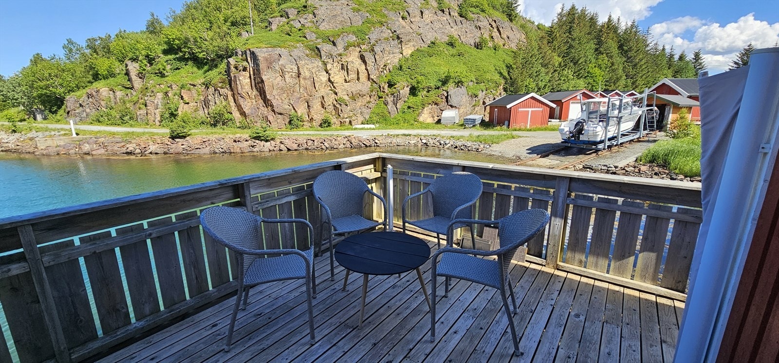 Terrassen gir direkte tilgang til sjønært område, med utsikt mot marinaen og omgivelsene. Galleribilde