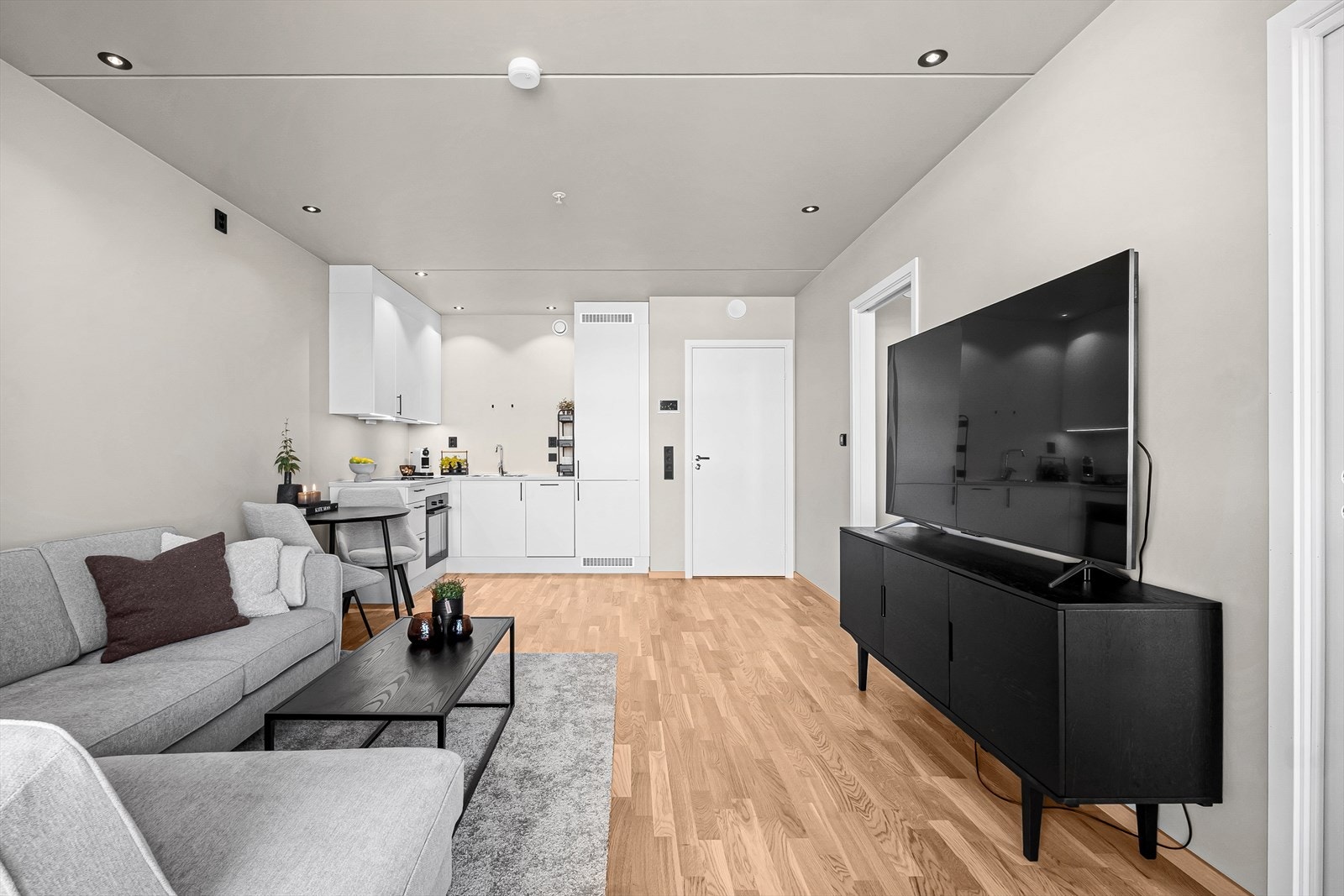 Det er installert downlights i stuens himling som sørger for jevn og moderne belysning. Galleribilde