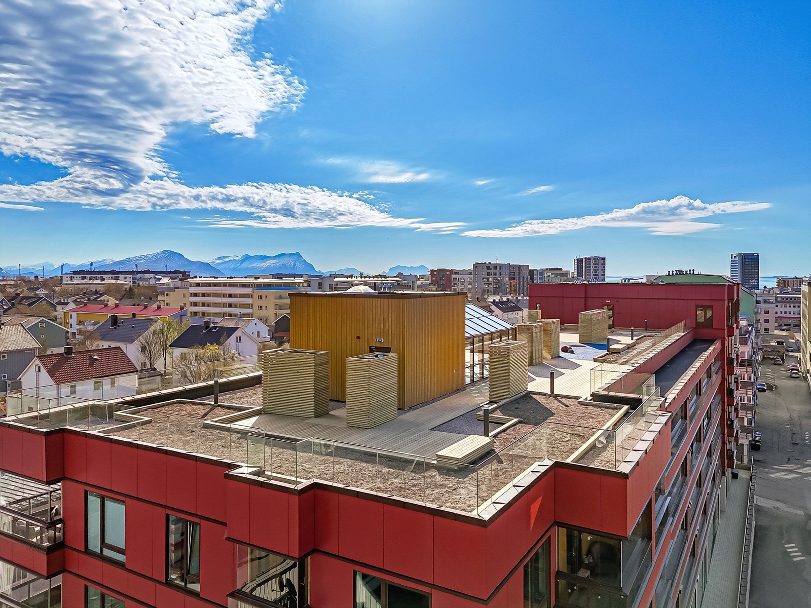 Fra boligen er det kort gangavstand til blant annet Glasshuset Bodø, som byr på et bredt spekter av shoppingmuligheter. Området har også nærhet til flotte turområder langs sjøen, som gir gode rekreasjonsmuligheter året rundt. Galleribilde