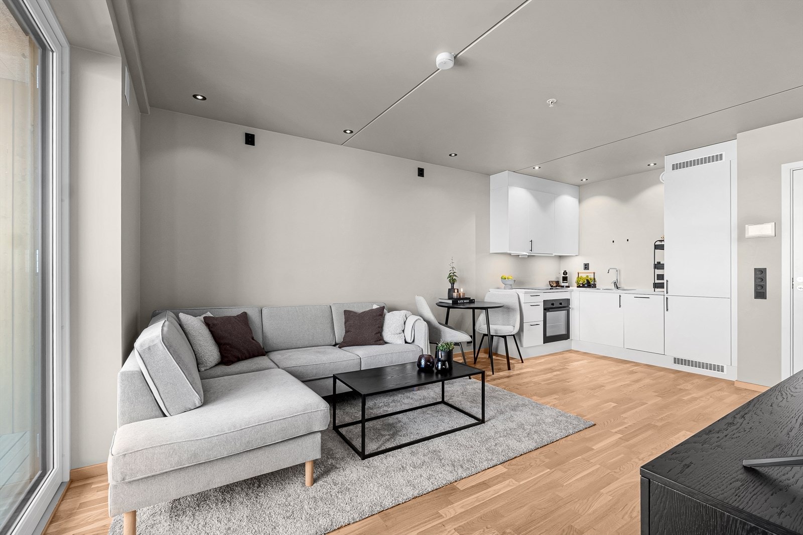 Lys og innbydende stue med moderne løsninger. Galleribilde