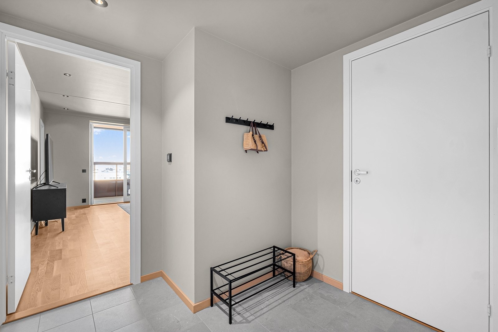Via trappeoppgangen ønskes man velkommen inn i en lys og praktisk entré. Galleribilde