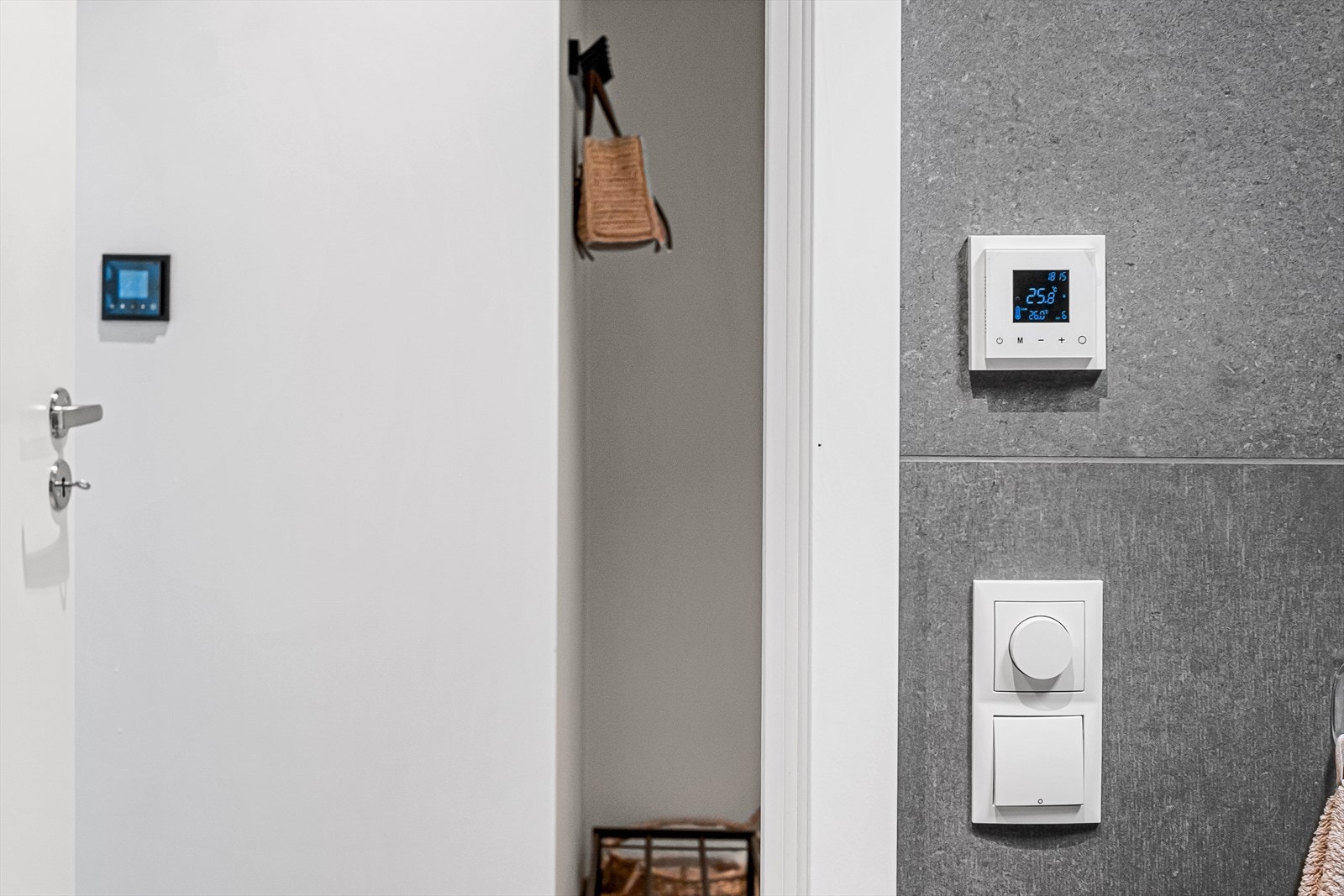 Det er lagt termostatstyrt vannbåren gulvvarme. Galleribilde