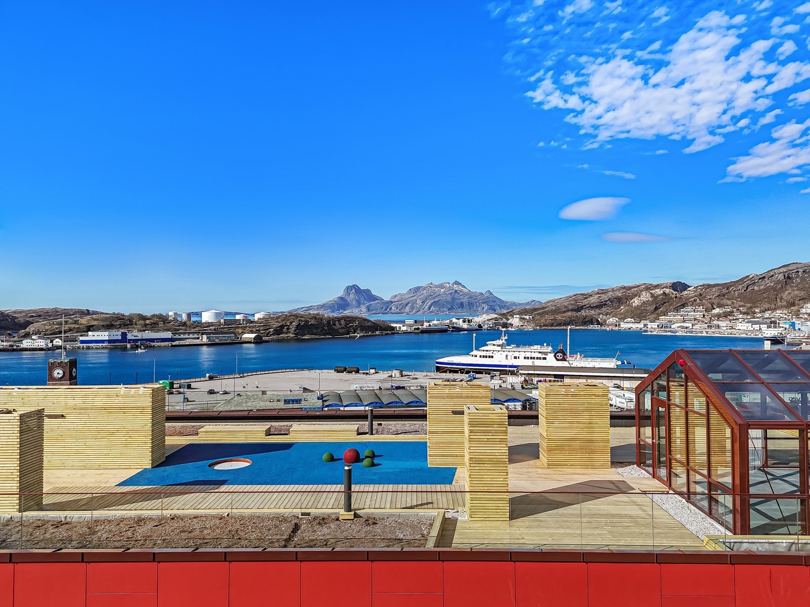 Felles takterrasse med gode sol og utsiktsforhold. Galleribilde