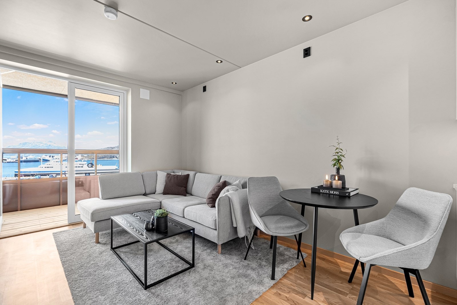 Fra stuen er det også utgang til leilighetens innglassede balkong. Galleribilde