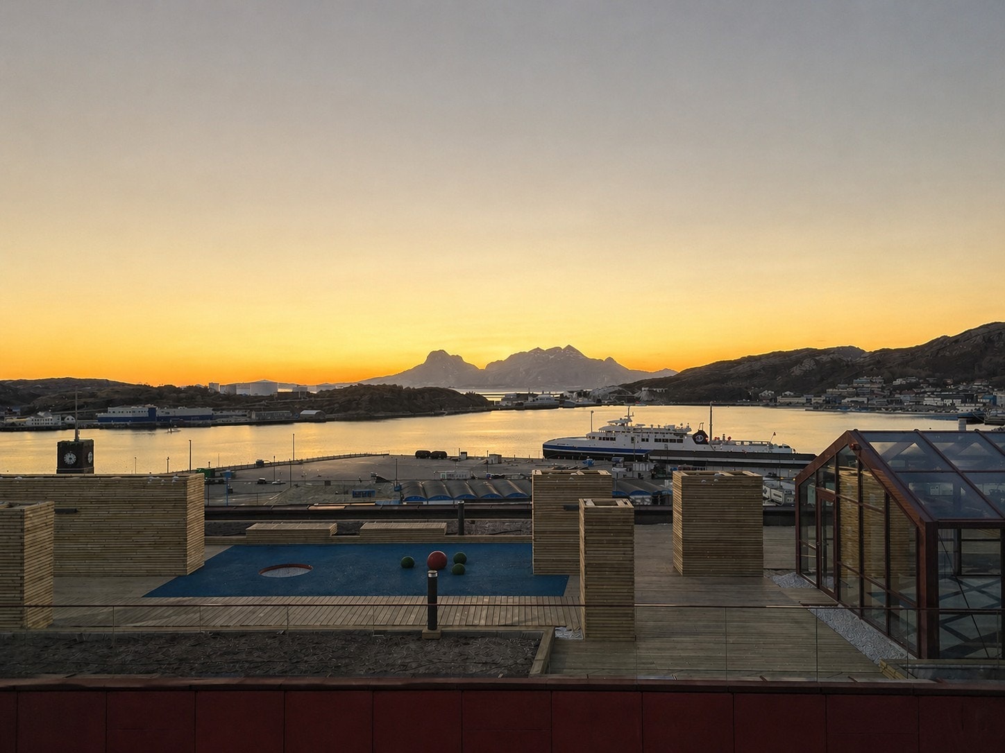 Herfra kan man nyte lange kvelder med midnattsol på sommeren. Galleribilde
