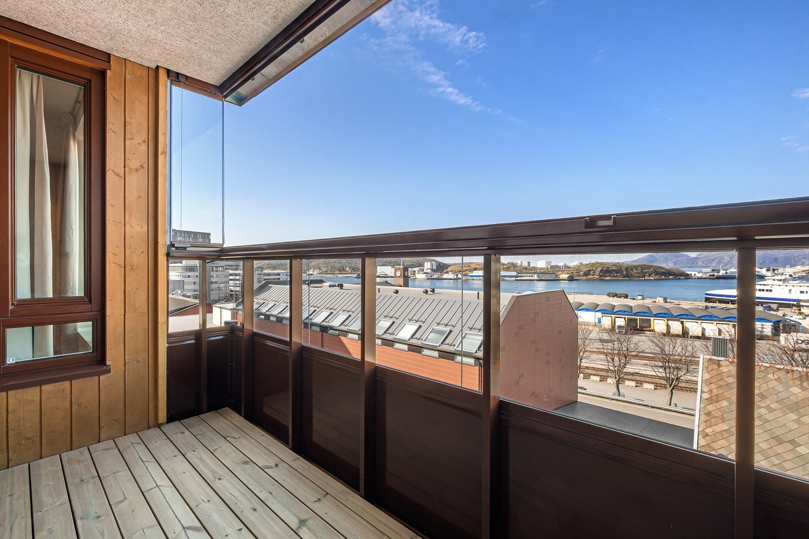 Fra balkongen er det fantastisk utsikt over havnen mot sjøen. Galleribilde