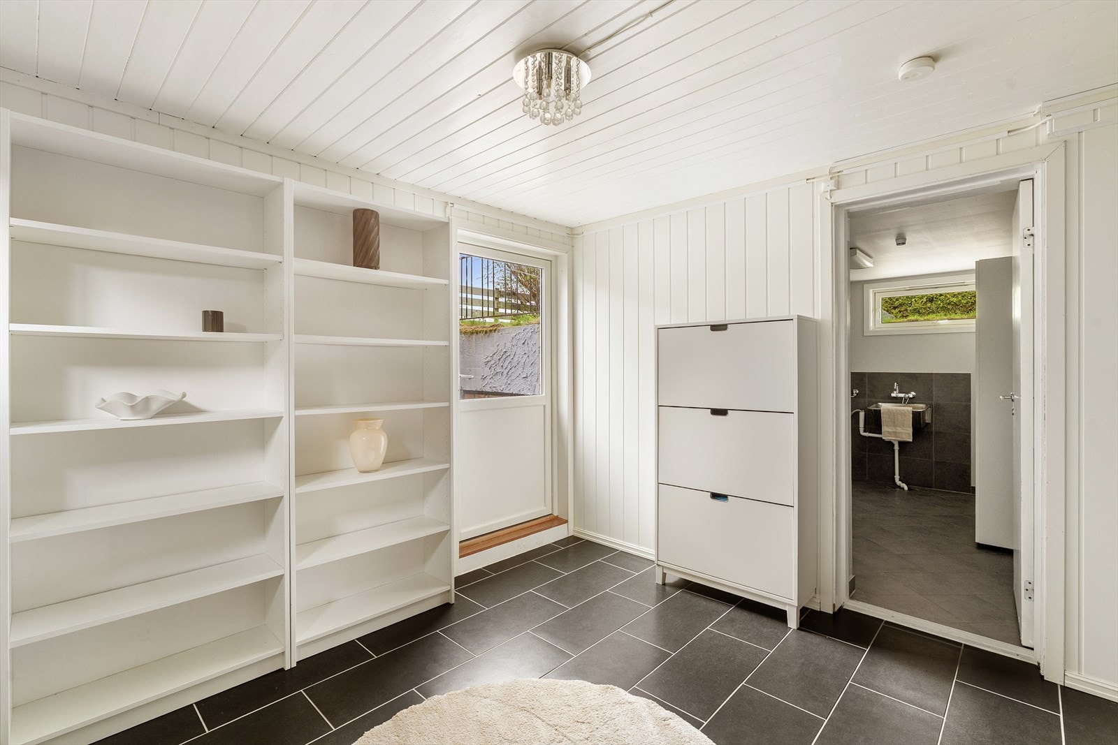Egen inngang til kjeller med god lagringsplass. Rask tilgang til vaskerommet for å få av seg tur og treningsklær. Fliser på gulv tåler vann og skitne sko. Galleribilde