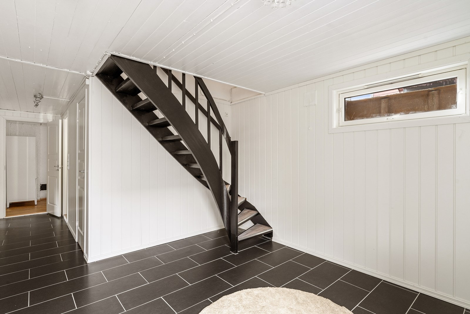 En stor hall med plass til mye lagring i kommoder og skap. Evt et ekstra kontor. Galleribilde