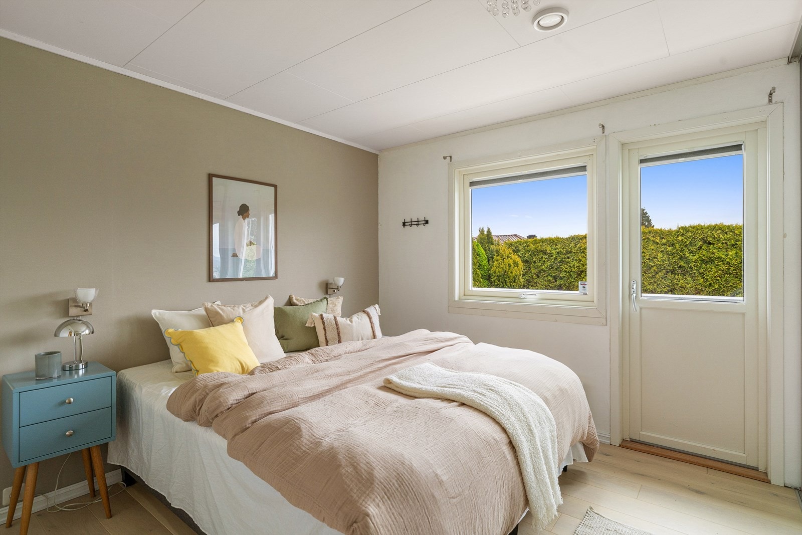 Det er god plass til nattbord i tillegg til stor garderobe. Galleribilde