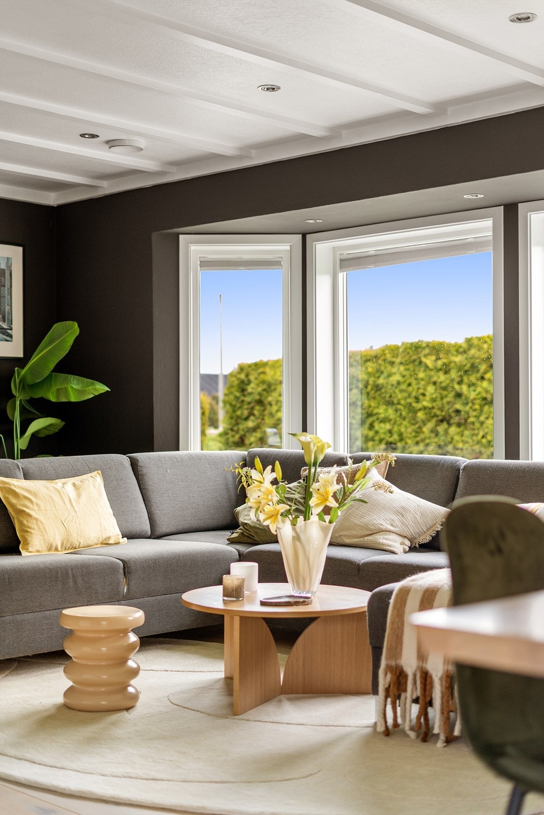 Herlig atmosfære med mye naturlig lys og kontakt med egen hage. Galleribilde