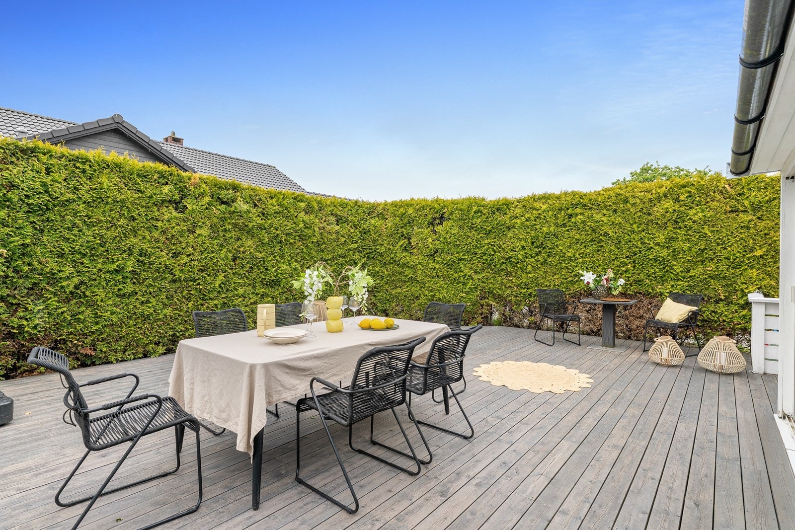 Svært romslig terrasse med god plass for langbord og gjester. Uterom for enhver anledning og som innbyr til sosial samling. Solsenger, lounge, spisebord og grilling. Galleribilde