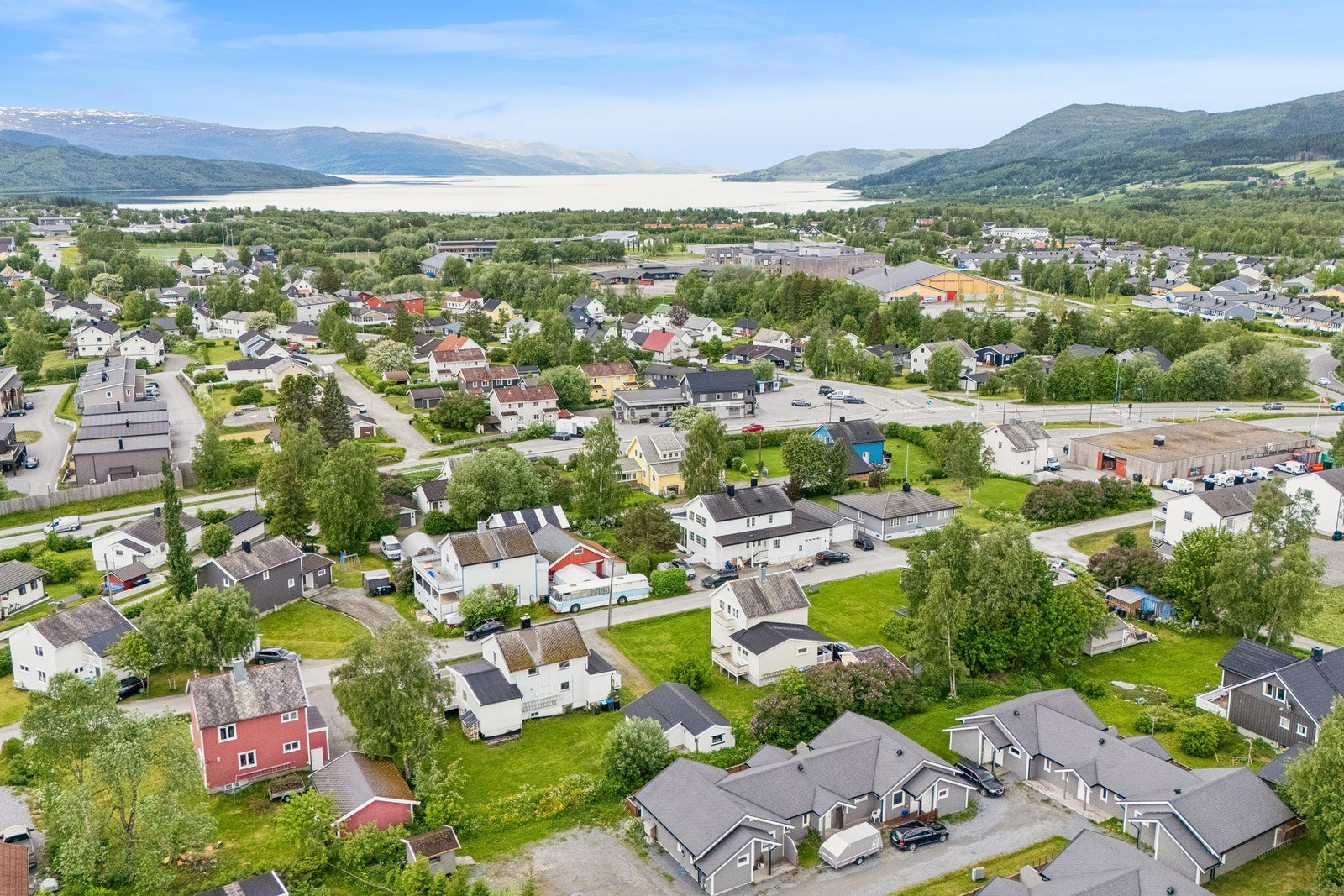 Fra eiendommen er det kort vei til Fauske sentrum med butikker og servicetilbud. Galleribilde
