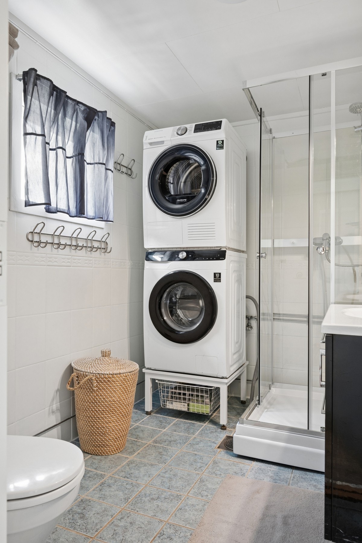 Badet i første etasje har flislagt gulv med elektriske varmekabler og opplegg for vaskemaskin og tørketrommel. Galleribilde