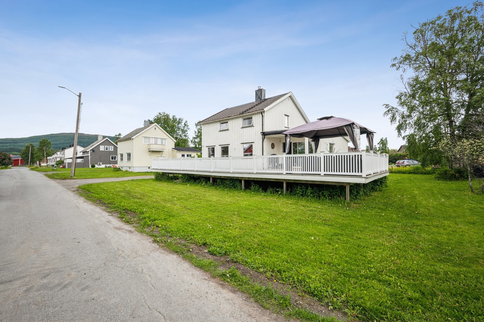 Tomten er opparbeidet med plenarealer og en gruset innkjørsel med parkeringsareal. Galleribilde