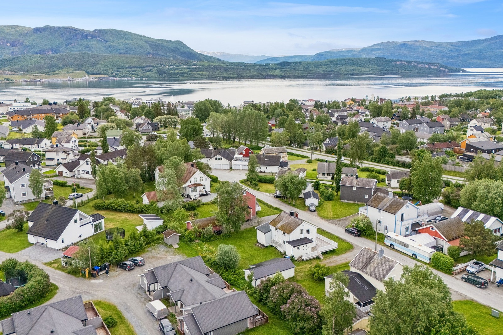 Eiendommen ligger i et etablert boligområde i Fauske, med nærhet til både sentrumstjenester og turområder. Galleribilde