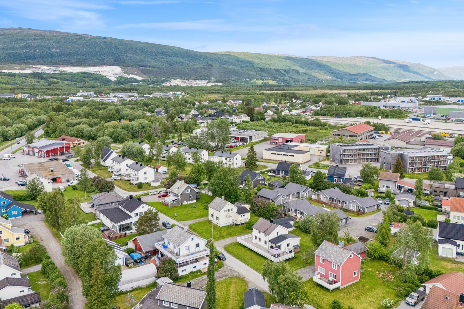 Det er gangavstand til skoler som Vestmyra skole (1-10 kl.) og Fauske videregående skole, begge ca. 10 minutter unna. Galleribilde