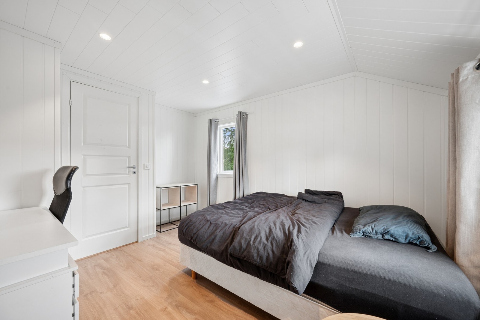 Overflatene i etasjen består av malte MDF-plater på veggene og MDF-smartpanel i himling. Galleribilde