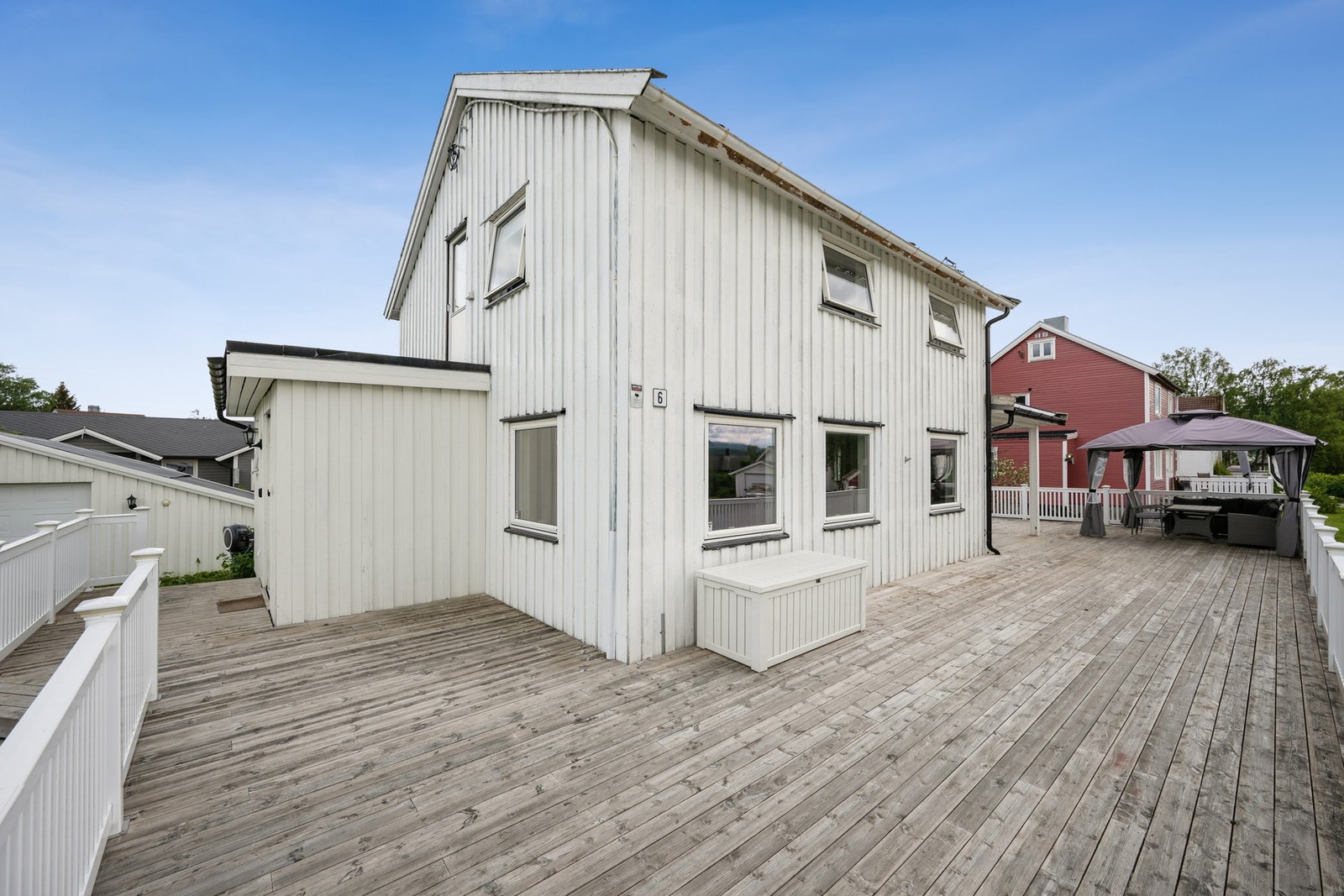 Den store terrassen strekker seg rundt store deler av huset og gir rikelig med uteplass. Galleribilde