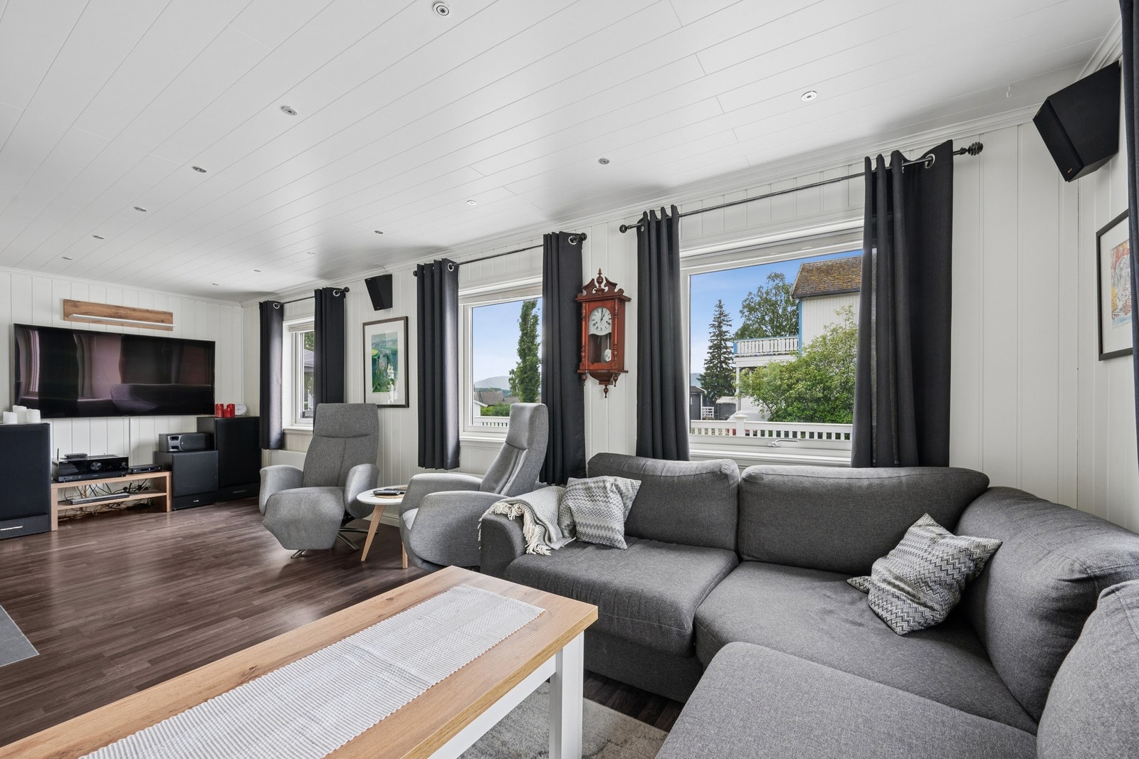 Stuen har god plass til en romslig sofagruppe. Galleribilde