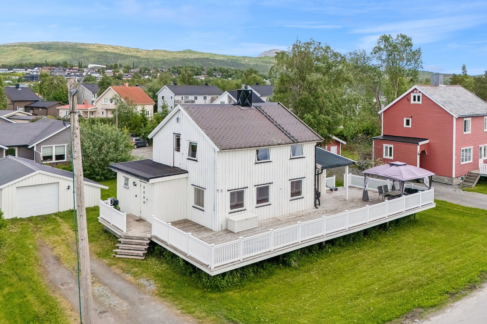 Enebolig med en åpen og sosial planløsning i første etasje og en stor, omkransende terrasse. Galleribilde